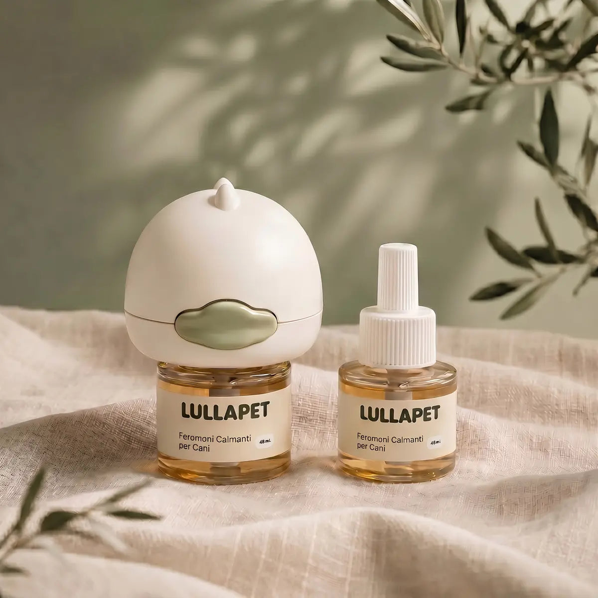 Diffusore Lullapet con ricarica — etichette 'Feromoni Calmanti per Cani' chiaramente leggibili