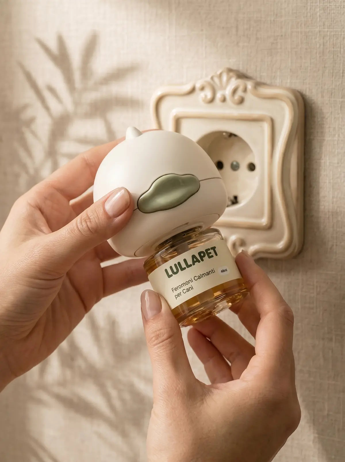 Mani che avvitano la fialetta di ricarica sotto al diffusore Lullapet